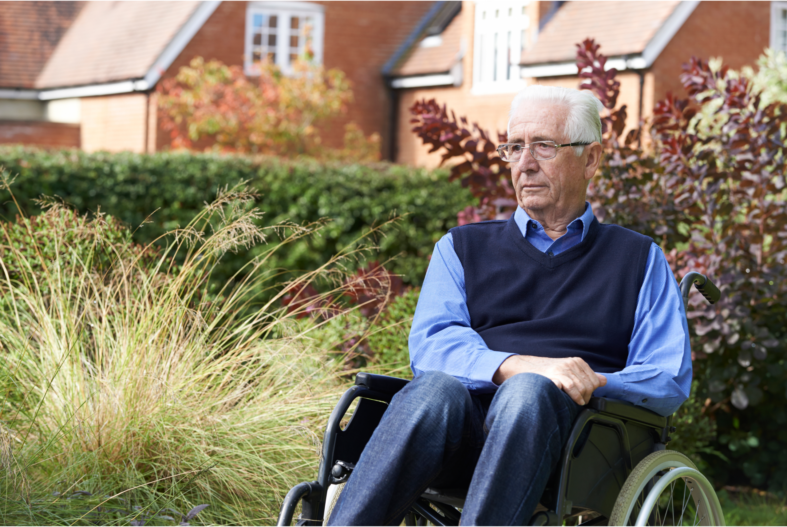 Homme fauteuil roulant vulnérable