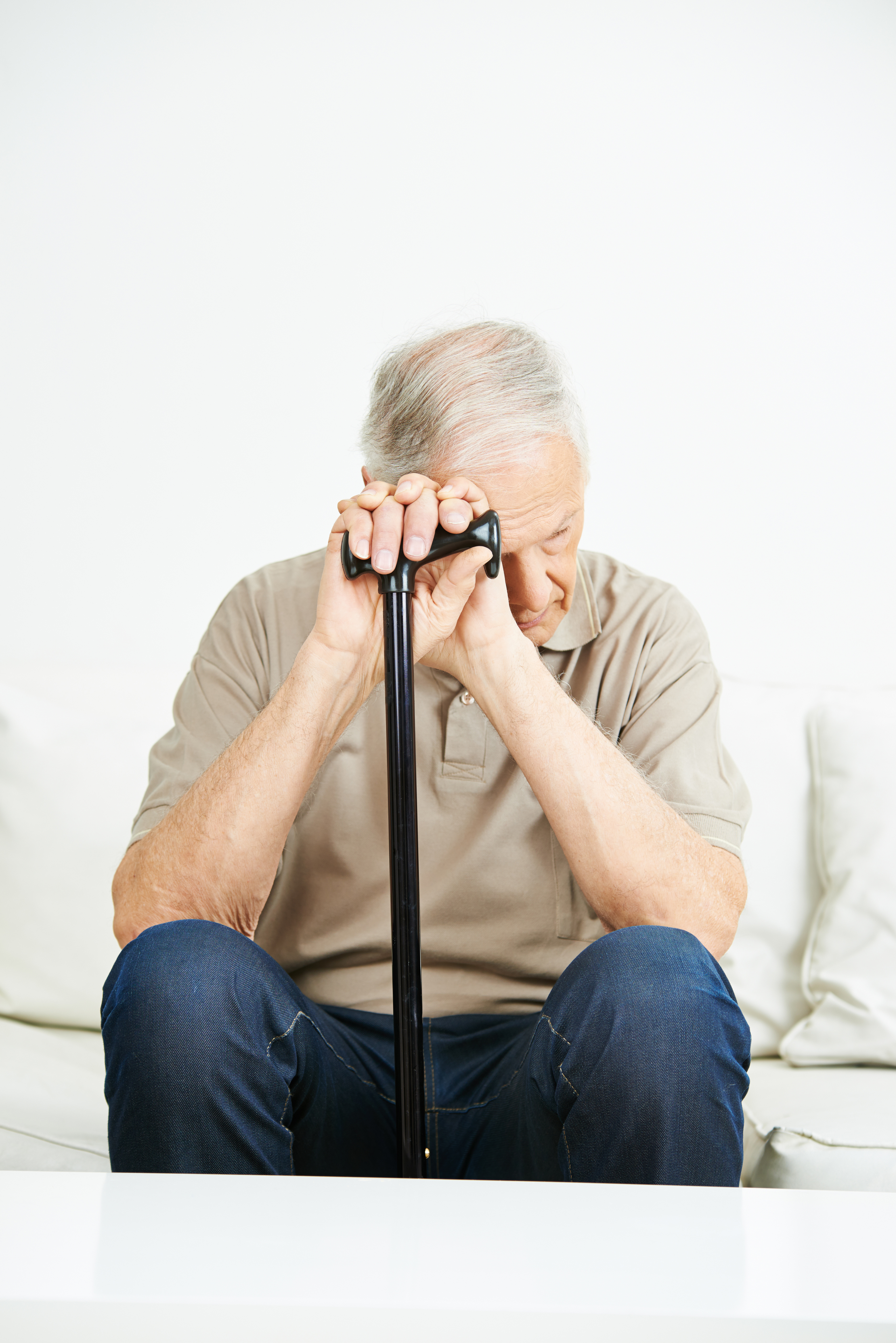 Personne agée vulnérable qui se questionnent