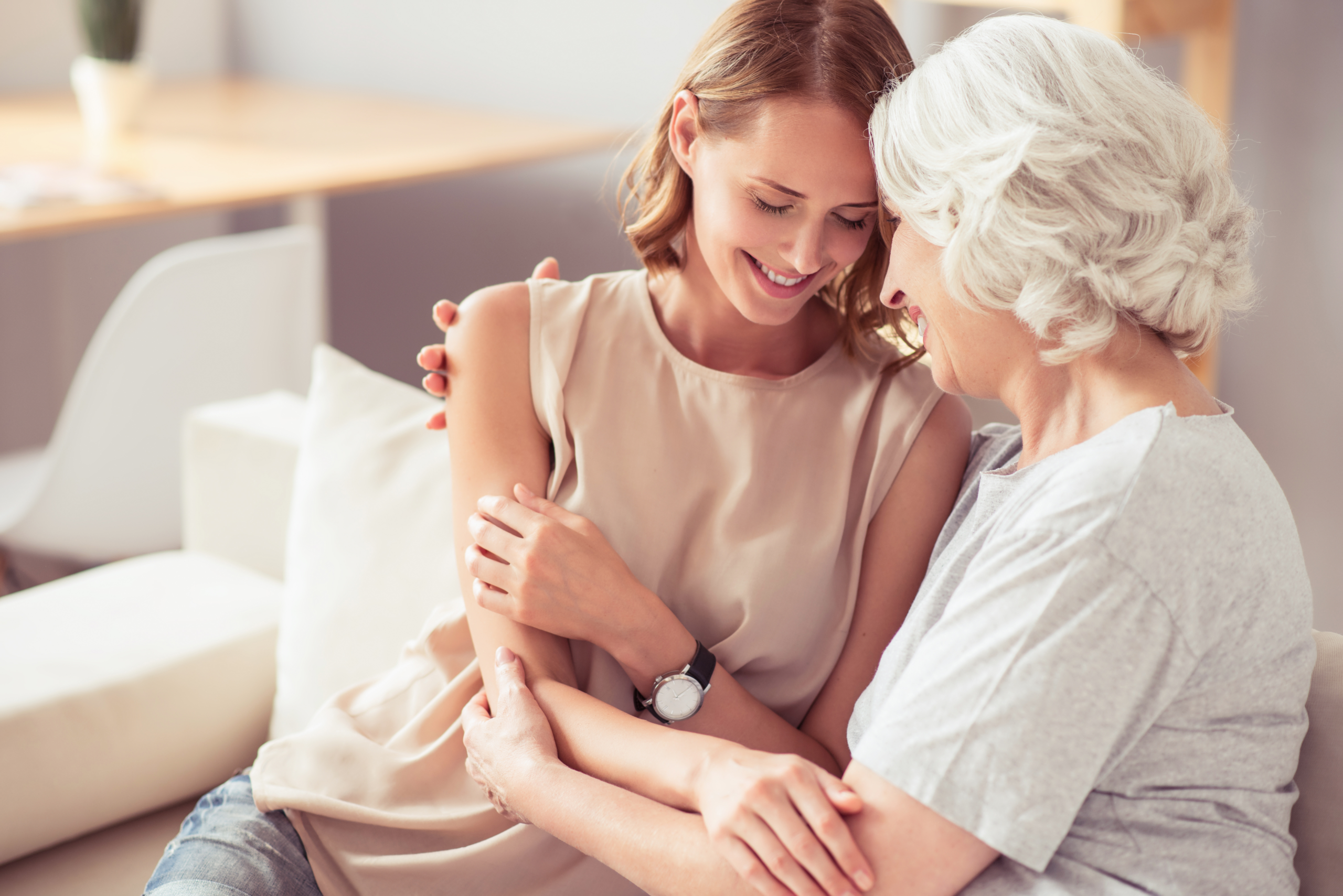 Maman et fille qui prennent soin de l'autre